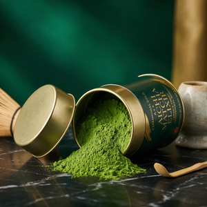 Leuchtend grünes Matcha-Pulver aus Aichi